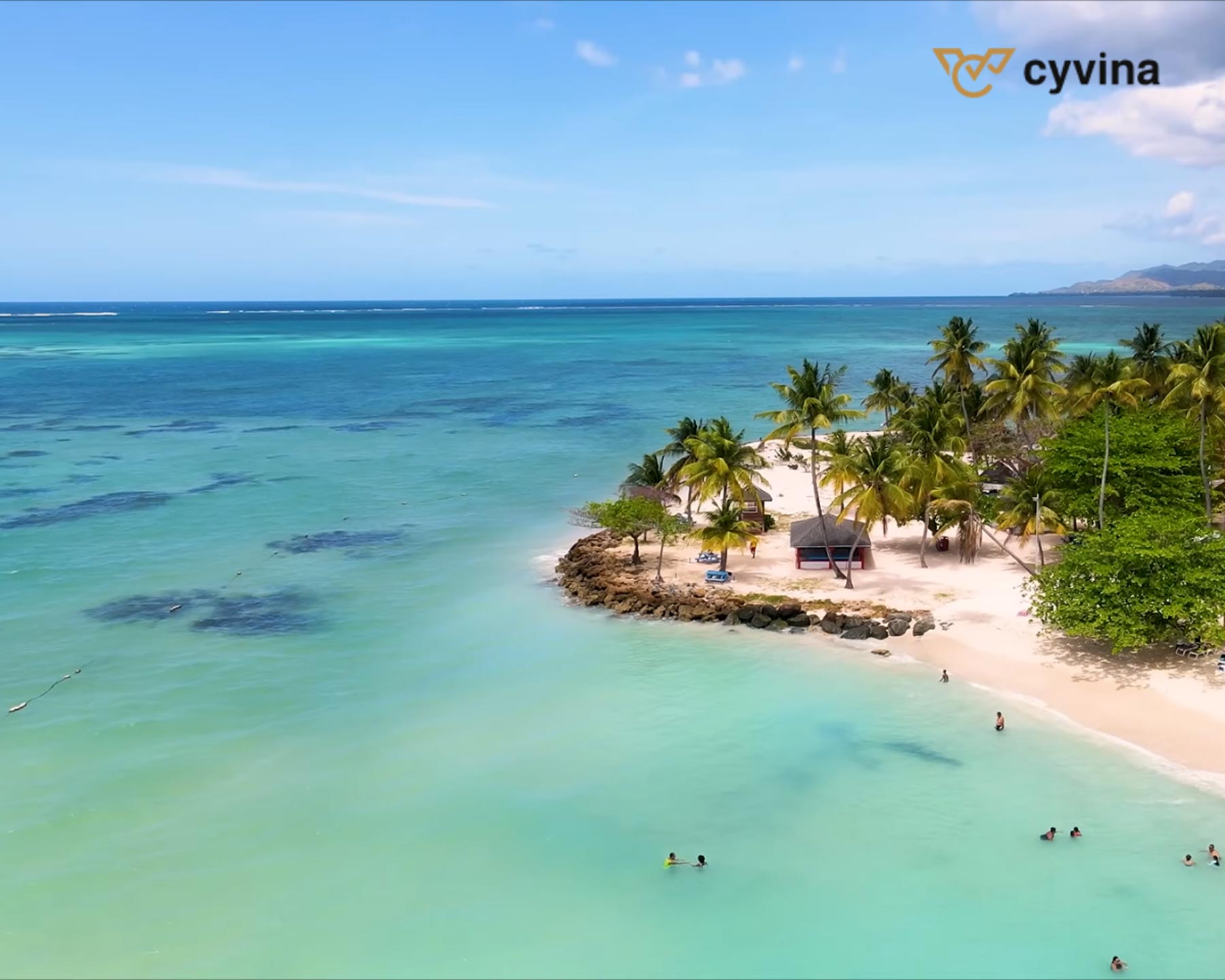 Grenada nổi tiếng với những vịnh biển dài trong vắt